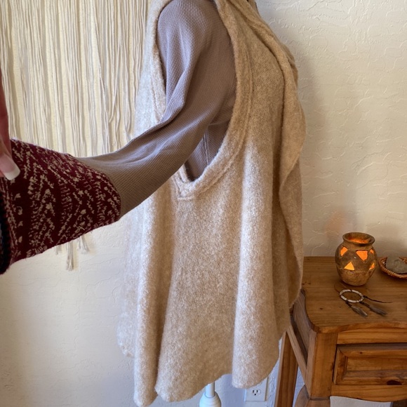 ✌️LIKE NEW ‼️ FREE PEOPLE ALPACA CAPE‼️ - Picture 7 of 16